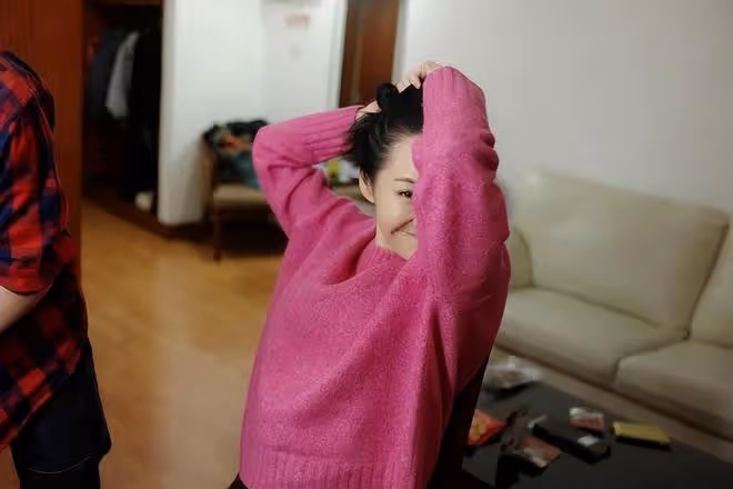 許晴雖然保養挺好,但穿衣還是很「中年」的,黑毛衣配皮裙真復古
