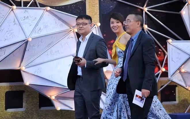 閆妮扮嫩真有一套，就算穿著成熟的掛脖裙，但清新的顏色卻很減齡