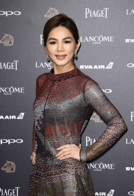 Ella陳嘉樺歲數越大越有女人味了，一襲深色亮鑽裙，嫵媚又優雅