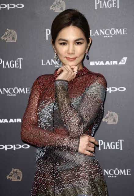 Ella陳嘉樺歲數越大越有女人味了，一襲深色亮鑽裙，嫵媚又優雅