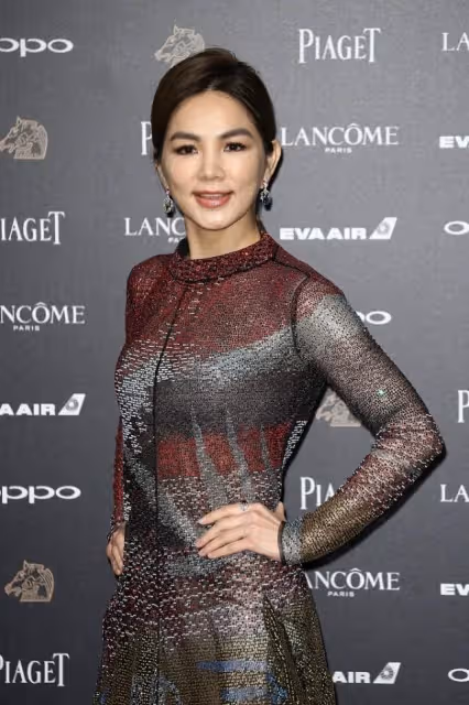 Ella陳嘉樺歲數越大越有女人味了,一襲深色亮鑽裙,嫵媚又優雅