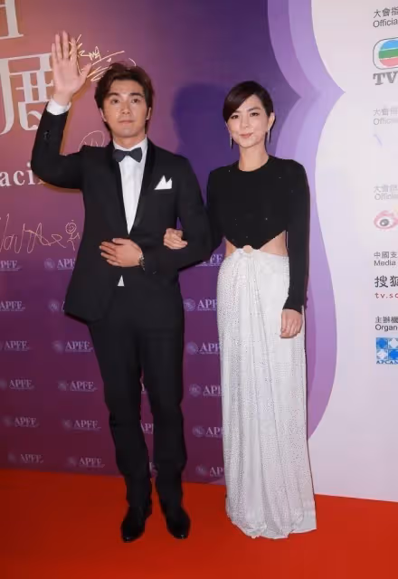 Ella陳嘉樺歲數越大越有女人味了,一襲深色亮鑽裙,嫵媚又優雅