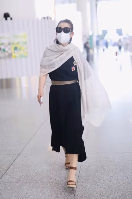 秦海璐穿衣挺復古的，茶綠色緞面裙成熟優雅，但髮型略顯老氣