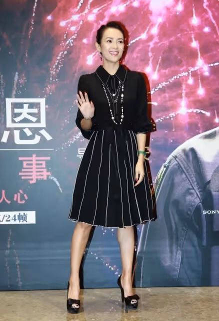 章子怡穿著襯衫裙的樣子太美了,雖然是黑色的,但卻一點也不單調