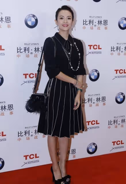 章子怡穿著襯衫裙的樣子太美了,雖然是黑色的,但卻一點也不單調