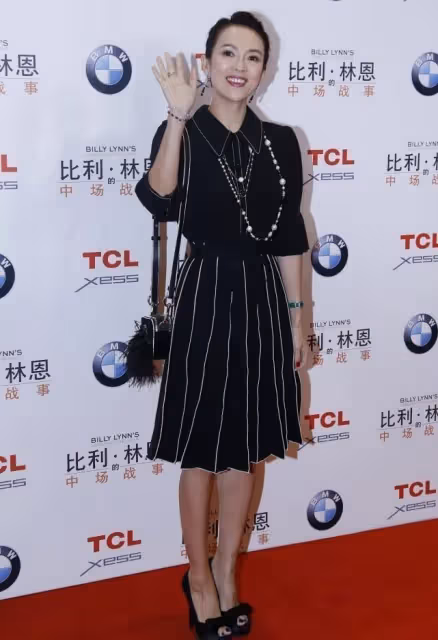 章子怡穿著襯衫裙的樣子太美了，雖然是黑色的，但卻一點也不單調