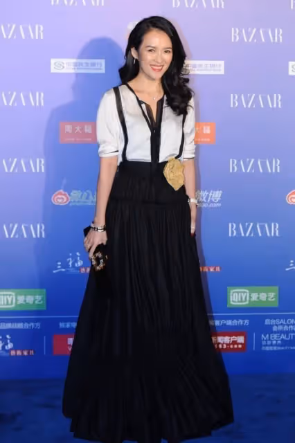 章子怡穿著襯衫裙的樣子太美了，雖然是黑色的，但卻一點也不單調