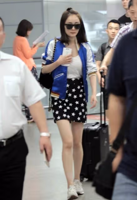 楊冪這身材不服不行,穿墨綠色緞面裙挺高貴,但貼身版型卻很嫵媚