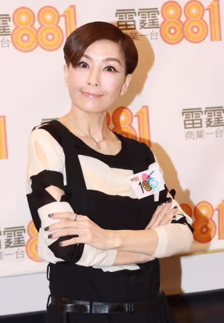 保養得當的伍詠薇看著很帥,穿一身黑白造型,配短髮真挺颯爽的