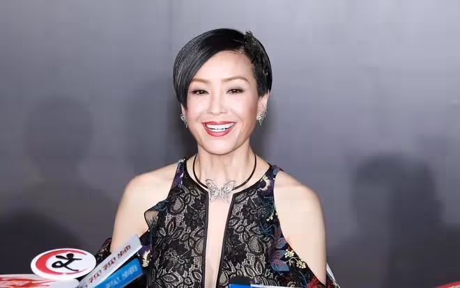 保養得當的伍詠薇看著很帥,穿一身黑白造型,配短髮真挺颯爽的
