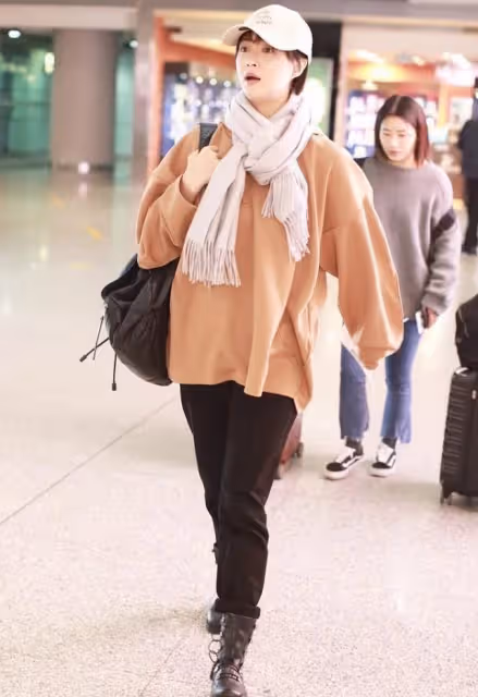 蔣欣太讓人意外了,穿奶咖色衛衣看著好顯嫩,瘦下來真是很美