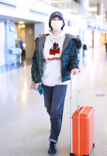 蔣欣太讓人意外了,穿奶咖色衛衣看著好顯嫩,瘦下來真是很美