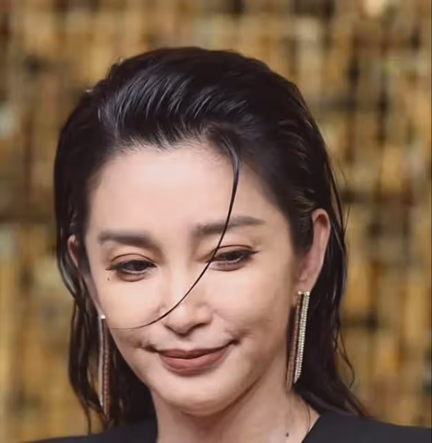 51歲李冰冰罕見露面，牽徐若晗走紅毯好像母女，臉部僵硬像劉曉慶