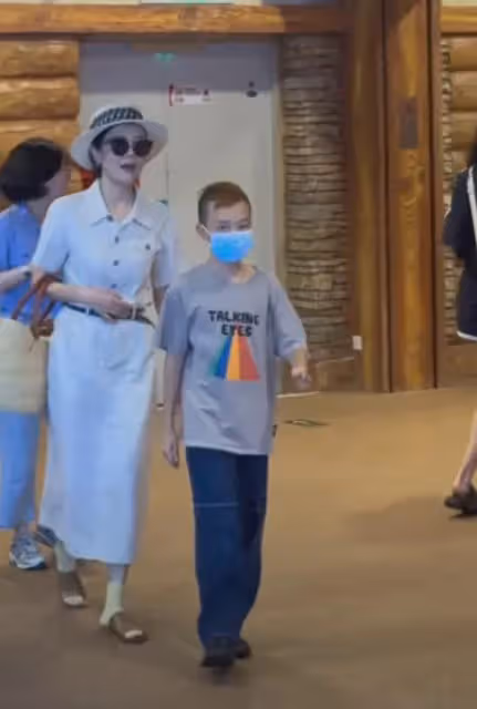 汪涵妻兒被偶遇,楊樂樂手臂和兒子一樣細,沐沐發色張揚又老又小