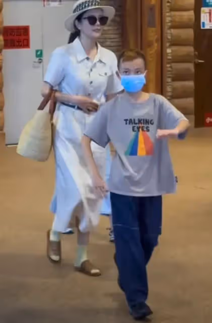 汪涵妻兒被偶遇,楊樂樂手臂和兒子一樣細,沐沐發色張揚又老又小