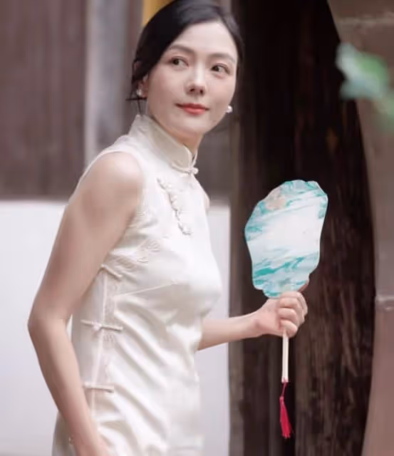 汪涵妻兒被偶遇,楊樂樂手臂和兒子一樣細,沐沐發色張揚又老又小
