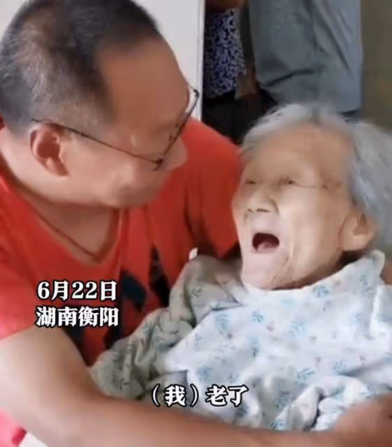 孝暖人心！52歲兒子「帶101歲母親就醫」全程溫柔抱懷裡，候診時「聽到媽媽一句話」他當場淚崩