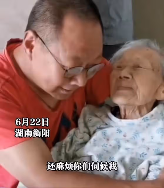 孝暖人心！52歲兒子「帶101歲母親就醫」全程溫柔抱懷裡，候診時「聽到媽媽一句話」他當場淚崩