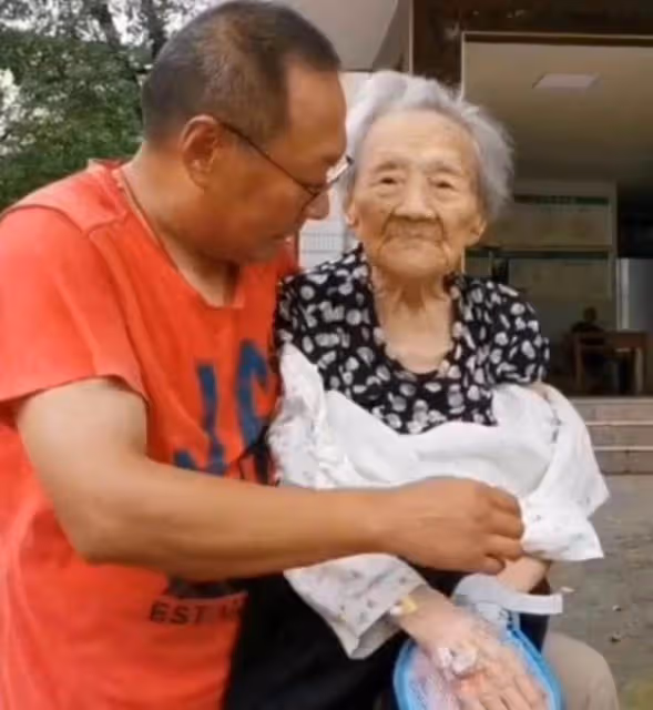 孝暖人心！52歲兒子「帶101歲母親就醫」全程溫柔抱懷裡，候診時「聽到媽媽一句話」他當場淚崩