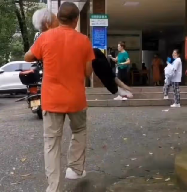 孝暖人心！52歲兒子「帶101歲母親就醫」全程溫柔抱懷裡，候診時「聽到媽媽一句話」他當場淚崩
