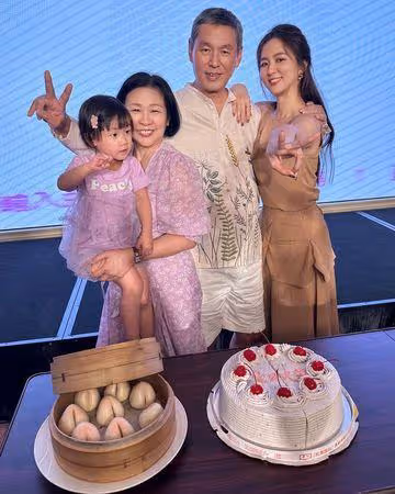 周曉涵與帥爸甜摟合照 高顏值「酷似情侶」網驚:家裡基因強大