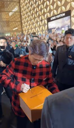 王嘉爾LV店門口「掏出全新包」直接送粉絲!影片曝光網傻眼:寵粉的神