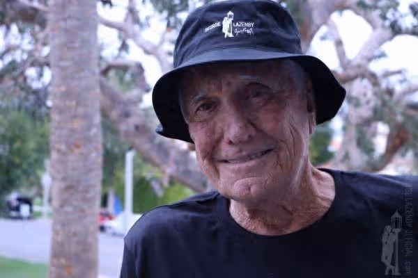 007第二代龐德男星宣布引退! 84歲喬治拉贊貝「摔倒腦損傷」