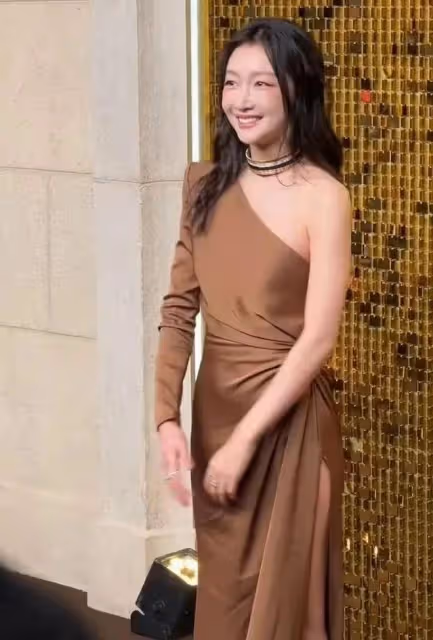 32歲周冬雨出席活動，長胖一圈變美很多，被指撞臉柳岩