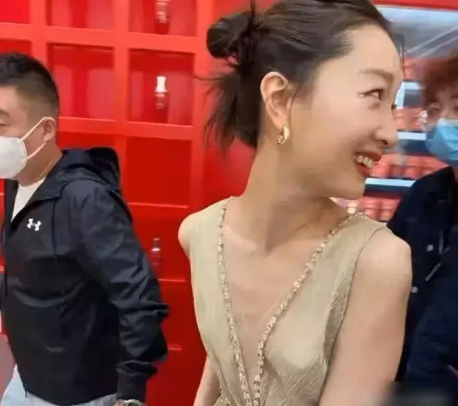 32歲周冬雨出席活動，長胖一圈變美很多，被指撞臉柳岩