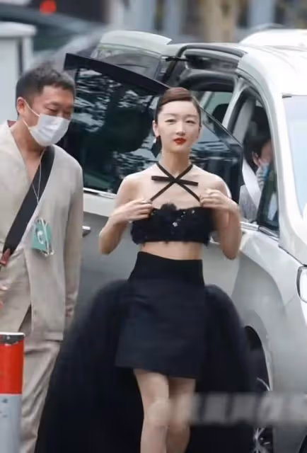 32歲周冬雨出席活動，長胖一圈變美很多，被指撞臉柳岩