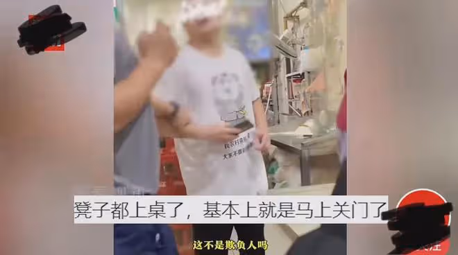 晚上三女子到麵館吃飯聊天，自帶食物只點了一碗面，被老闆催促走