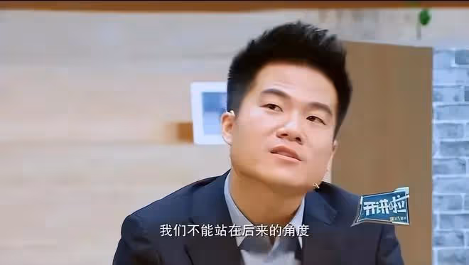 董宇輝不再給俞敏洪打工了，分家後的董老師連面相都大變了！