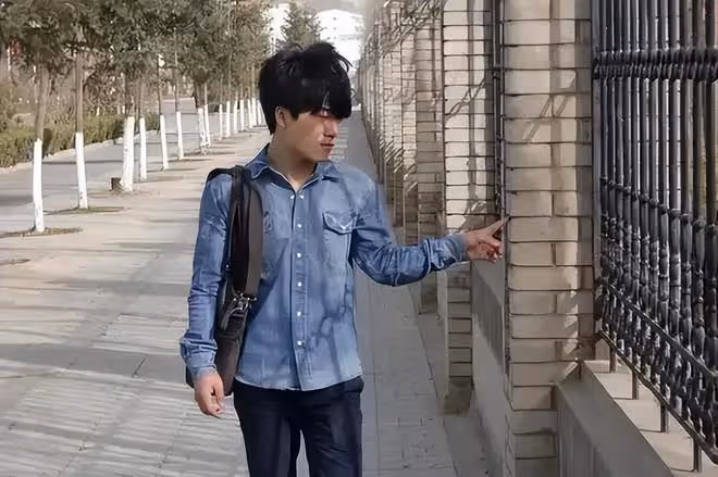 董宇輝不再給俞敏洪打工了，分家後的董老師連面相都大變了！
