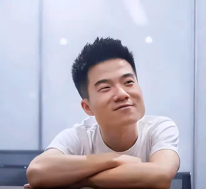 董宇輝不再給俞敏洪打工了，分家後的董老師連面相都大變了！