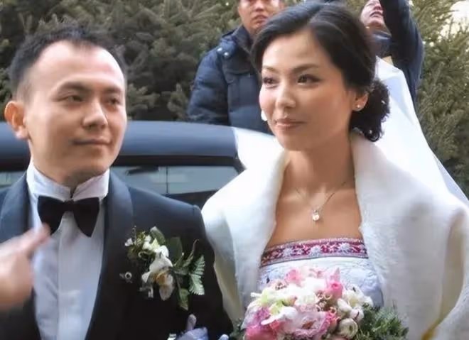廈門偶遇劉濤，沒濾鏡依舊氣質絕佳，老公幾度破產，她後悔了嗎？