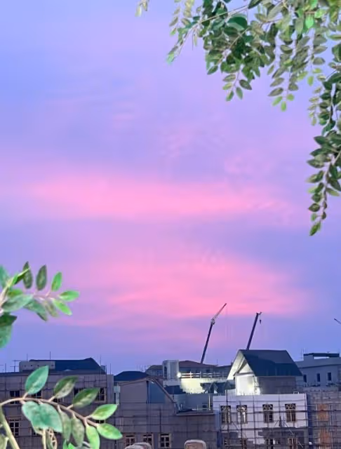 楊紫慶祝新劇殺青，公開與李現等主創合照，古裝造型曝光溫婉大氣