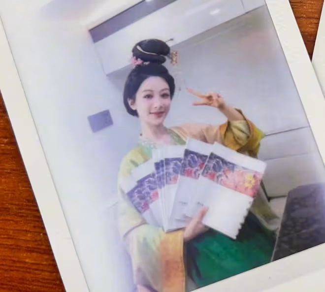 楊紫慶祝新劇殺青，公開與李現等主創合照，古裝造型曝光溫婉大氣