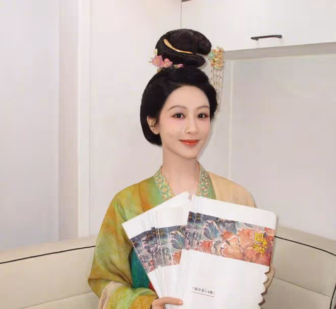 楊紫慶祝新劇殺青，公開與李現等主創合照，古裝造型曝光溫婉大氣