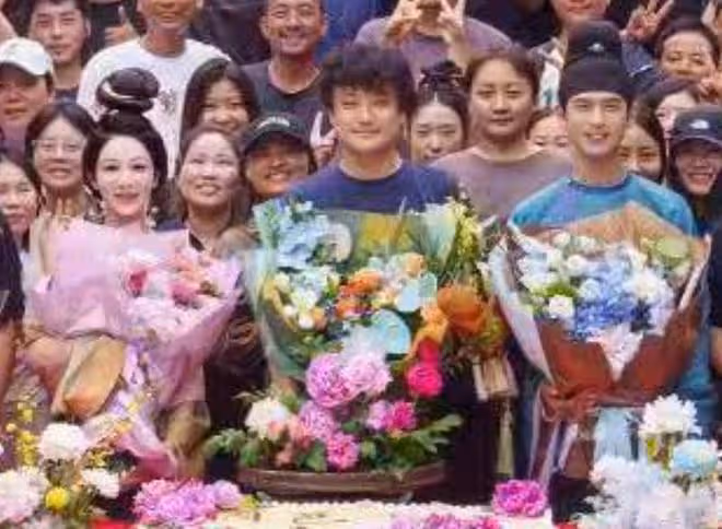 楊紫慶祝新劇殺青,公開與李現等主創合照,古裝造型曝光溫婉大氣