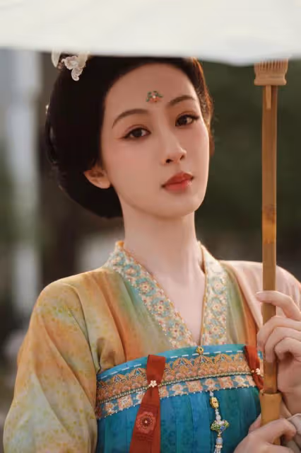楊紫慶祝新劇殺青,公開與李現等主創合照,古裝造型曝光溫婉大氣
