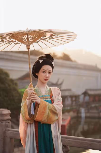 楊紫慶祝新劇殺青,公開與李現等主創合照,古裝造型曝光溫婉大氣