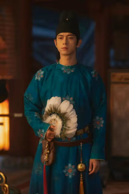 楊紫慶祝新劇殺青,公開與李現等主創合照,古裝造型曝光溫婉大氣