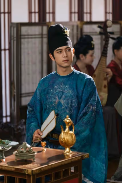 楊紫慶祝新劇殺青,公開與李現等主創合照,古裝造型曝光溫婉大氣
