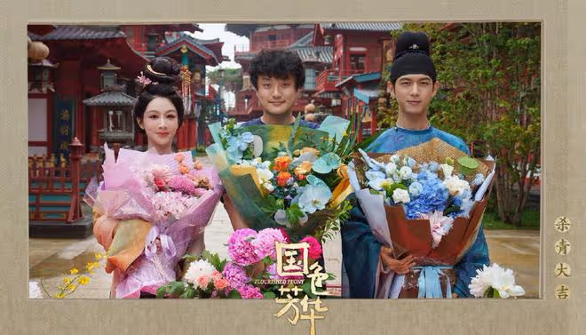 楊紫慶祝新劇殺青,公開與李現等主創合照,古裝造型曝光溫婉大氣