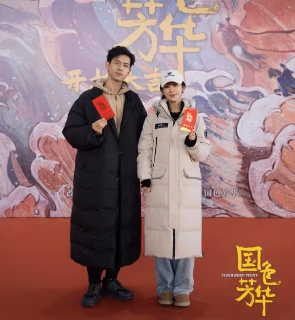 楊紫慶祝新劇殺青,公開與李現等主創合照,古裝造型曝光溫婉大氣