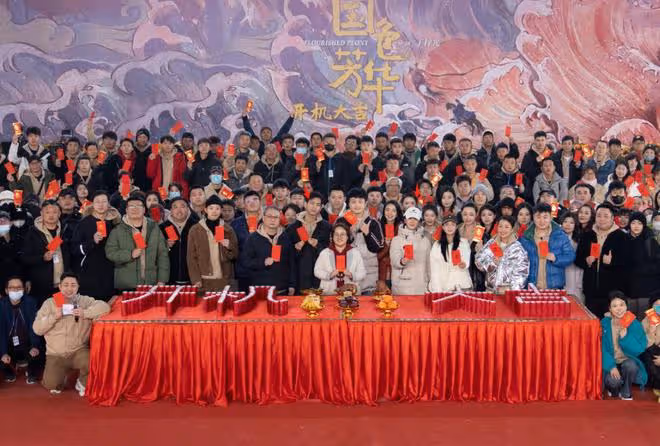 楊紫慶祝新劇殺青,公開與李現等主創合照,古裝造型曝光溫婉大氣