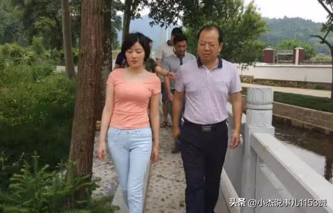 李佩霞多張高清照曝光,長得漂亮身材好,難怪縣委書記對其著迷