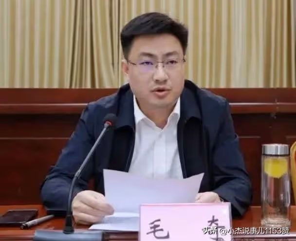 李佩霞多張高清照曝光,長得漂亮身材好,難怪縣委書記對其著迷
