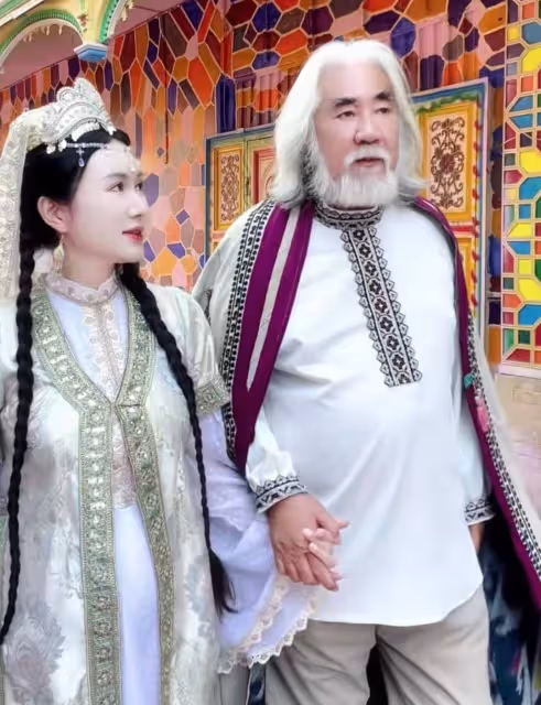 張紀中陪杜星霖回娘家,大熱天爬花果山,給孩子們講西遊故事