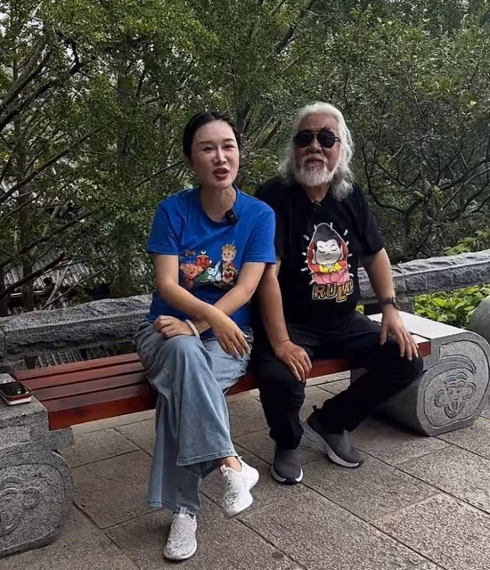 張紀中陪杜星霖回娘家,大熱天爬花果山,給孩子們講西遊故事